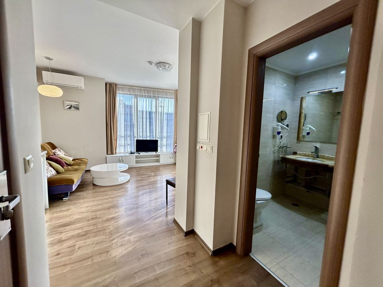 Zweizimmerwohnung mit Blick auf den Pool in einer Anlage mit umfangreicher Infrastruktur