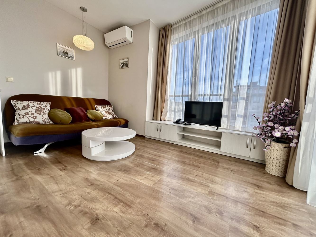 Zweizimmerwohnung mit Blick auf den Pool in einer Anlage mit umfangreicher Infrastruktur