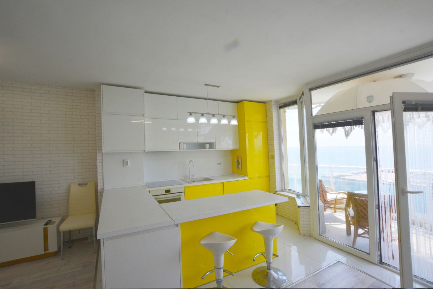 Luxuriöse Drei-Zimmer-Wohnung mit Meerblick in erster Reihe in Ravda – 114 m², zwei Terrassen und maximaler Komfort