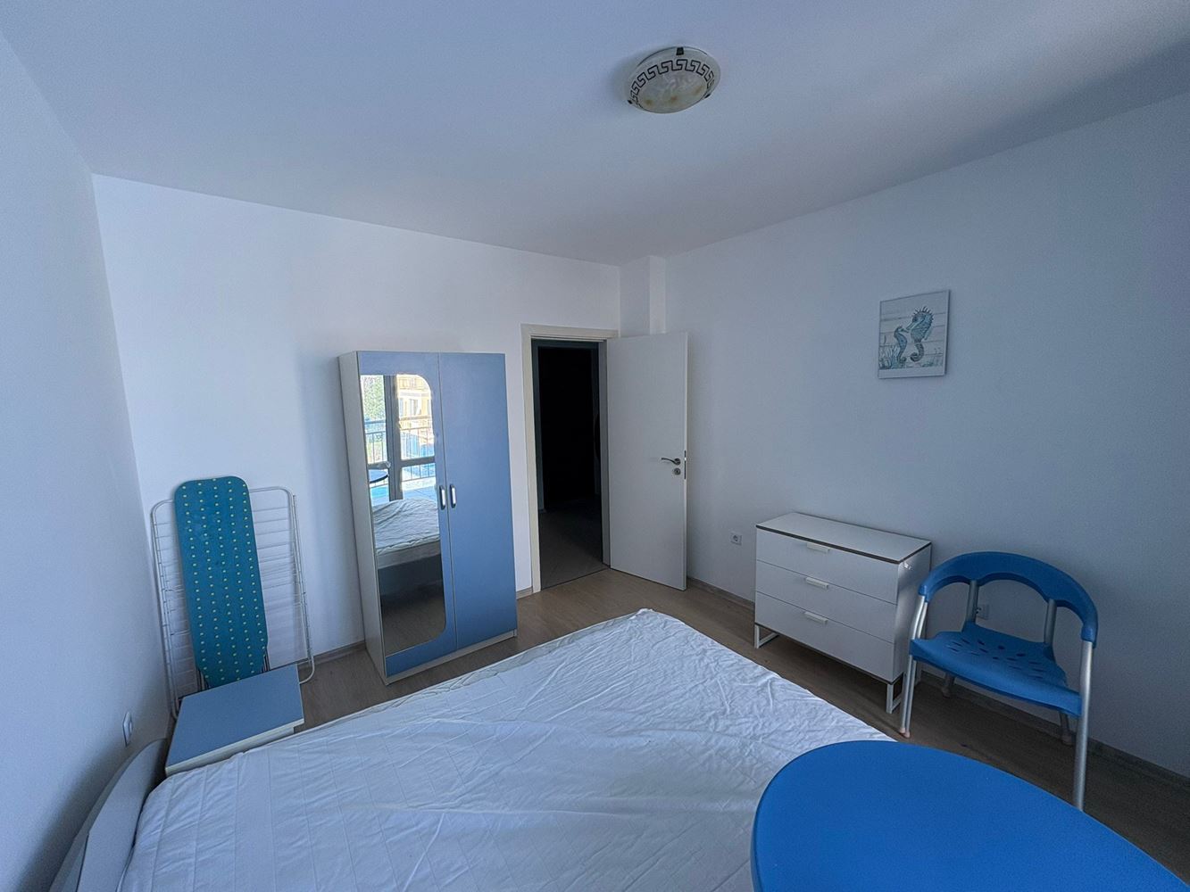 Geräumige Zwei-Zimmer-Wohnung an der ersten Meereslinie in Pomorie