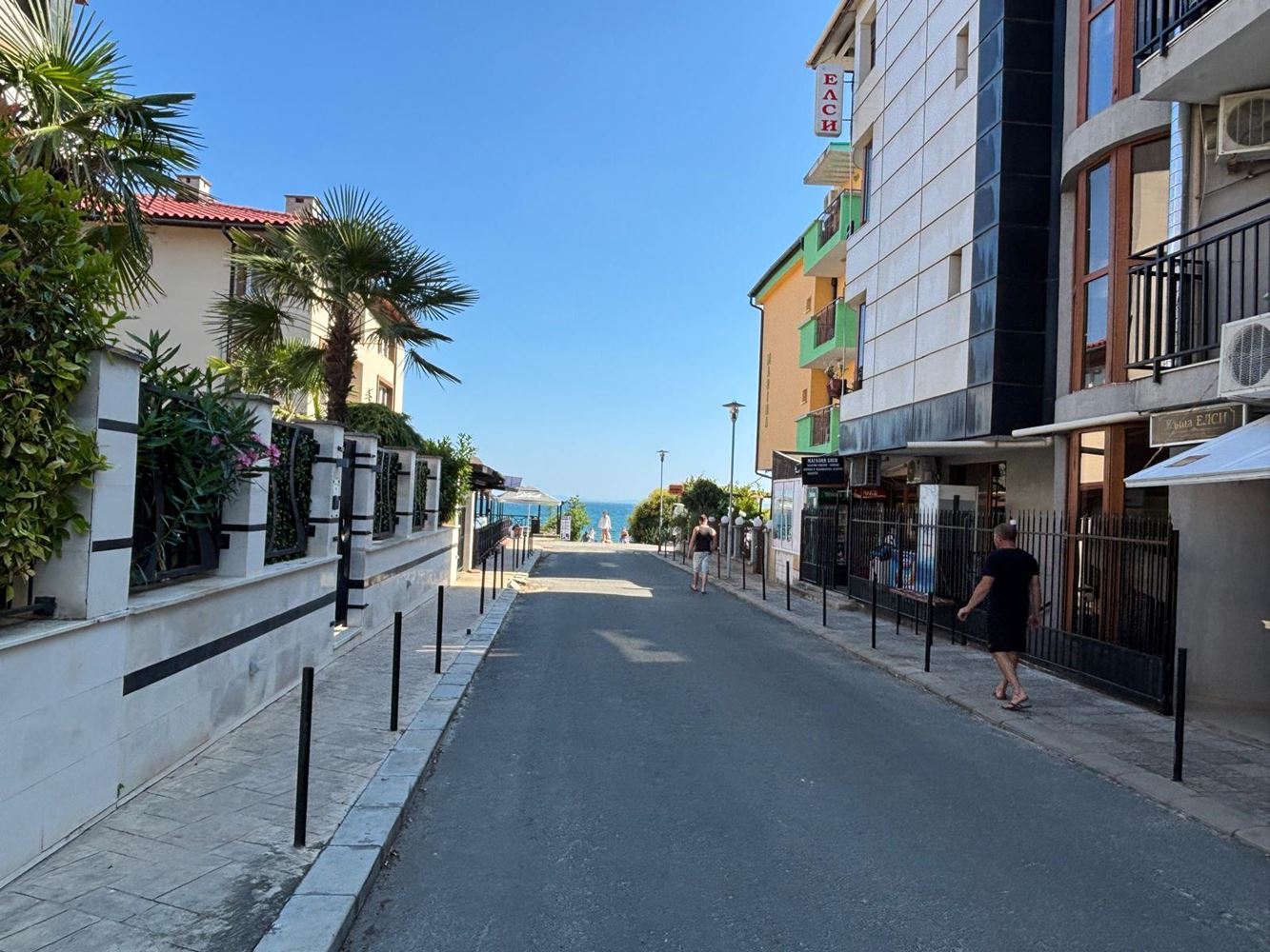 Geräumige Drei-Schlafzimmer-Wohnung mit Panoramablick auf das Meer nur 50 Meter vom Strand entfernt – niedrige Instandhaltungsgebühr!