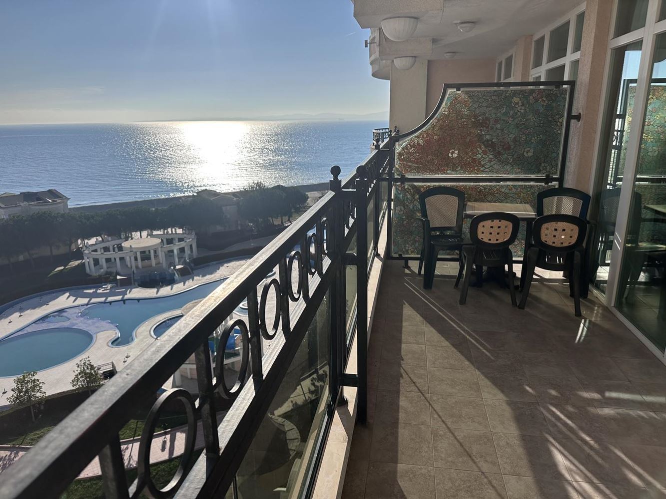 Zwei-Zimmer-Wohnung in Pomorie mit direktem Meerblick – luxuriöses Wohnen am Meer