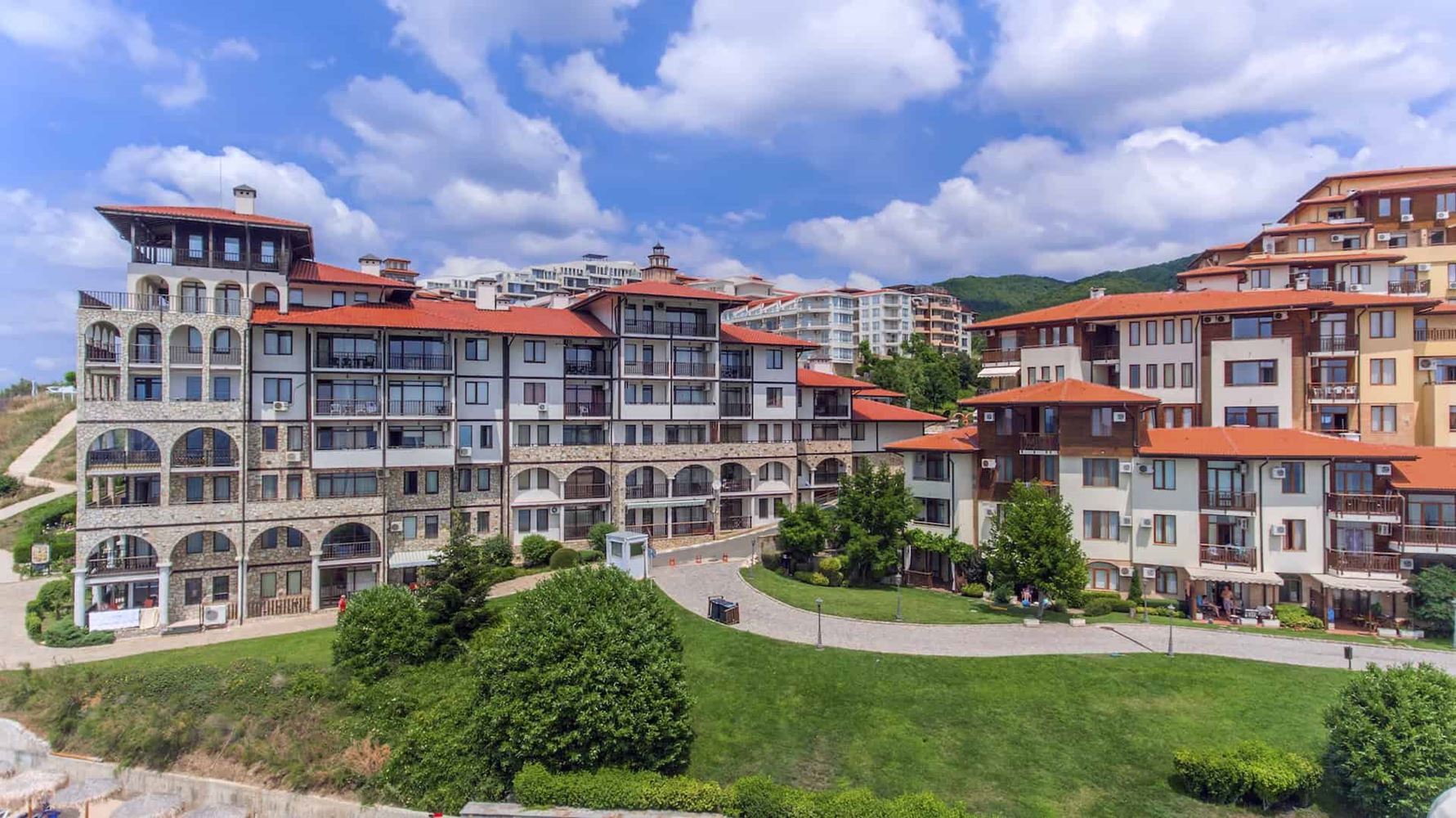 Luxus und Ruhe in erster Meereslinie in Sweti Wlas – großzügige 2-Zimmer-Wohnung mit Blick auf den Pool