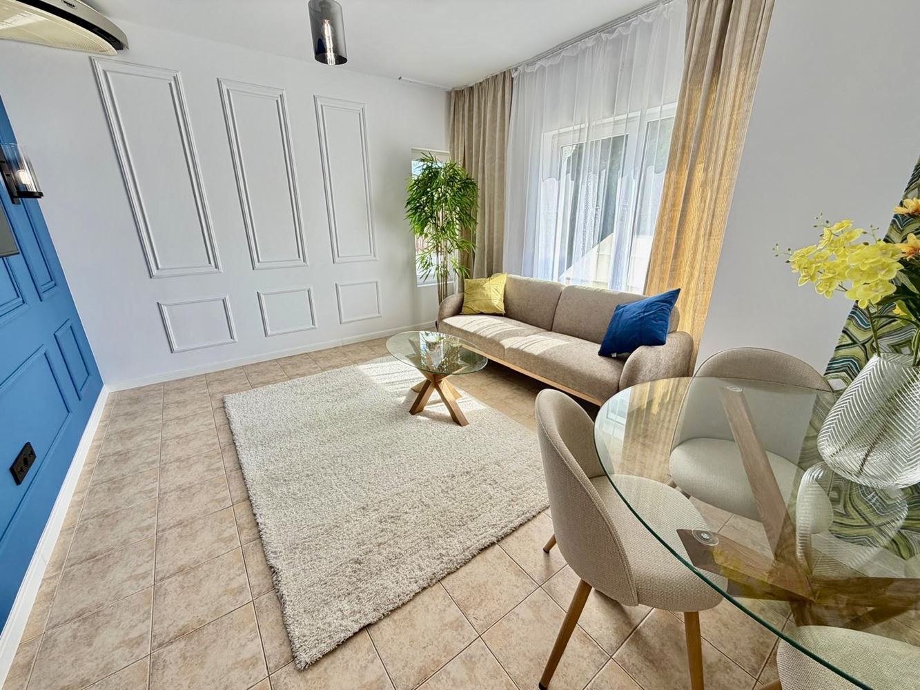 Stilvolle, modern möblierte Zweizimmerwohnung mit einem Schlafzimmer und Blick auf den Pool in Sveti Vlas