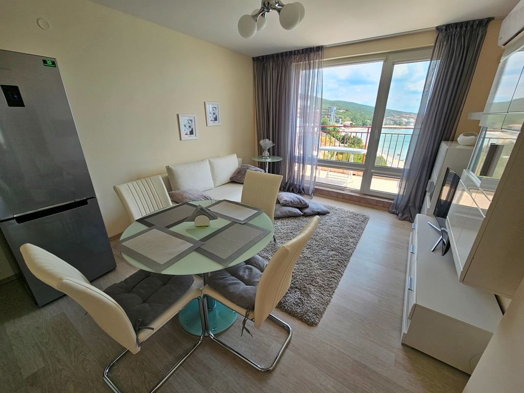 Luxuriöses Panoramaapartment in erster Meereslinie mit zwei Schlafzimmern und einer riesigen Terrasse