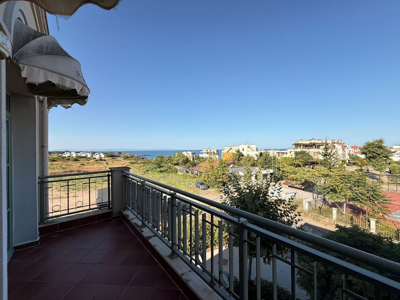 Wohnung in erster Meereslinie mit Meerblick – vollständig möblierte Immobilie in einer Wohnanlage im mediterranen Stil