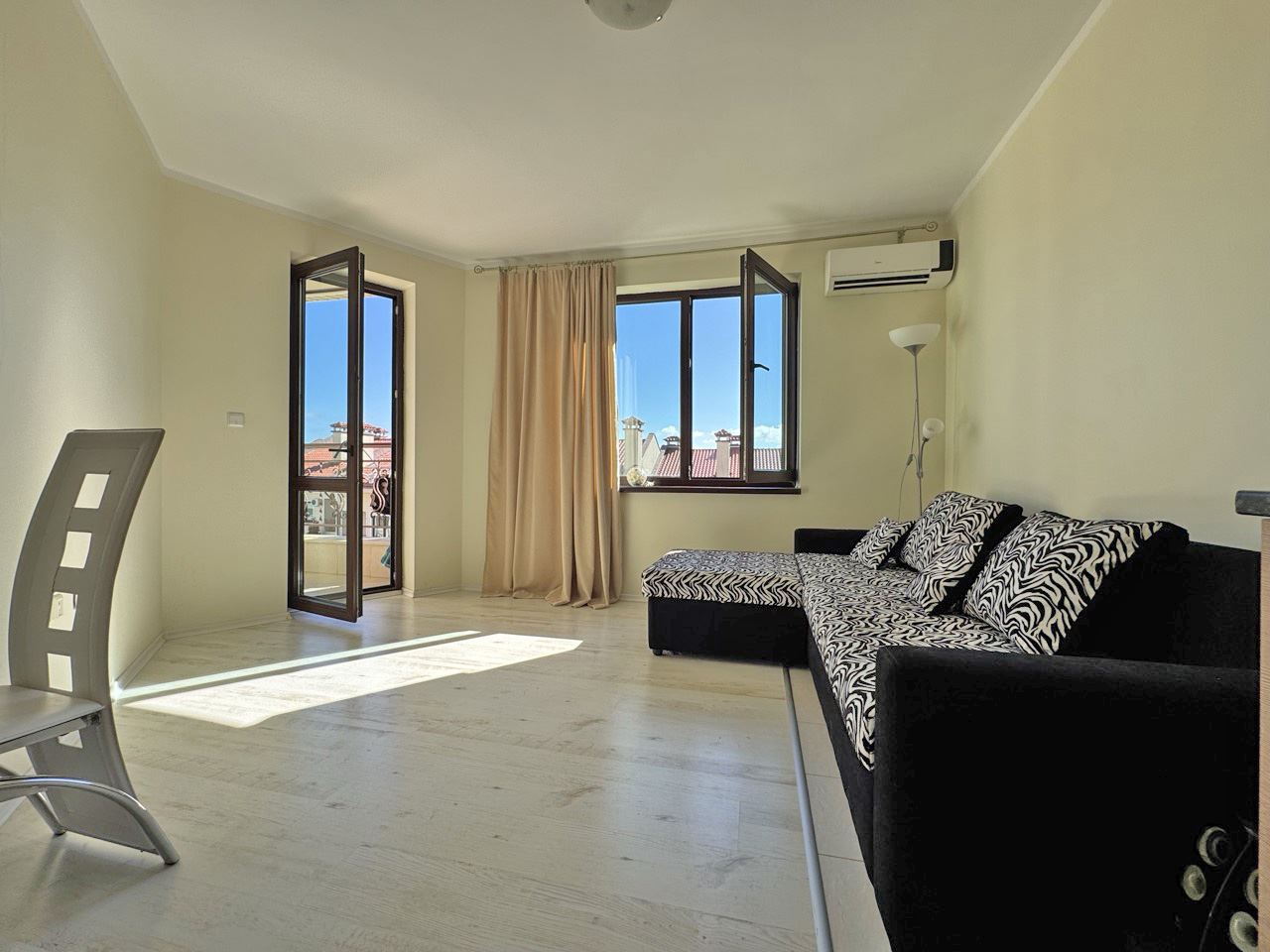 Möblierte Wohnung mit einem Schlafzimmer und einem herrlichen Blick auf Sonnenstrand