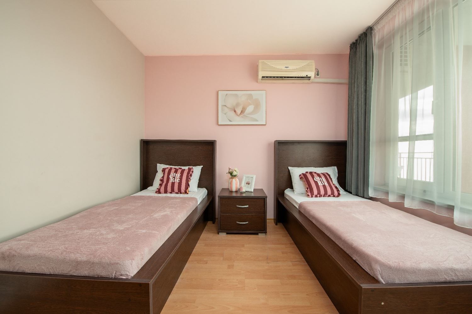 Stilvolles Zwei-Schlafzimmer-Apartment in erster Meereslinie mit direktem Meerblick in Sveti Vlas – Raum, Luxus und vollständige Annehmlichkeiten