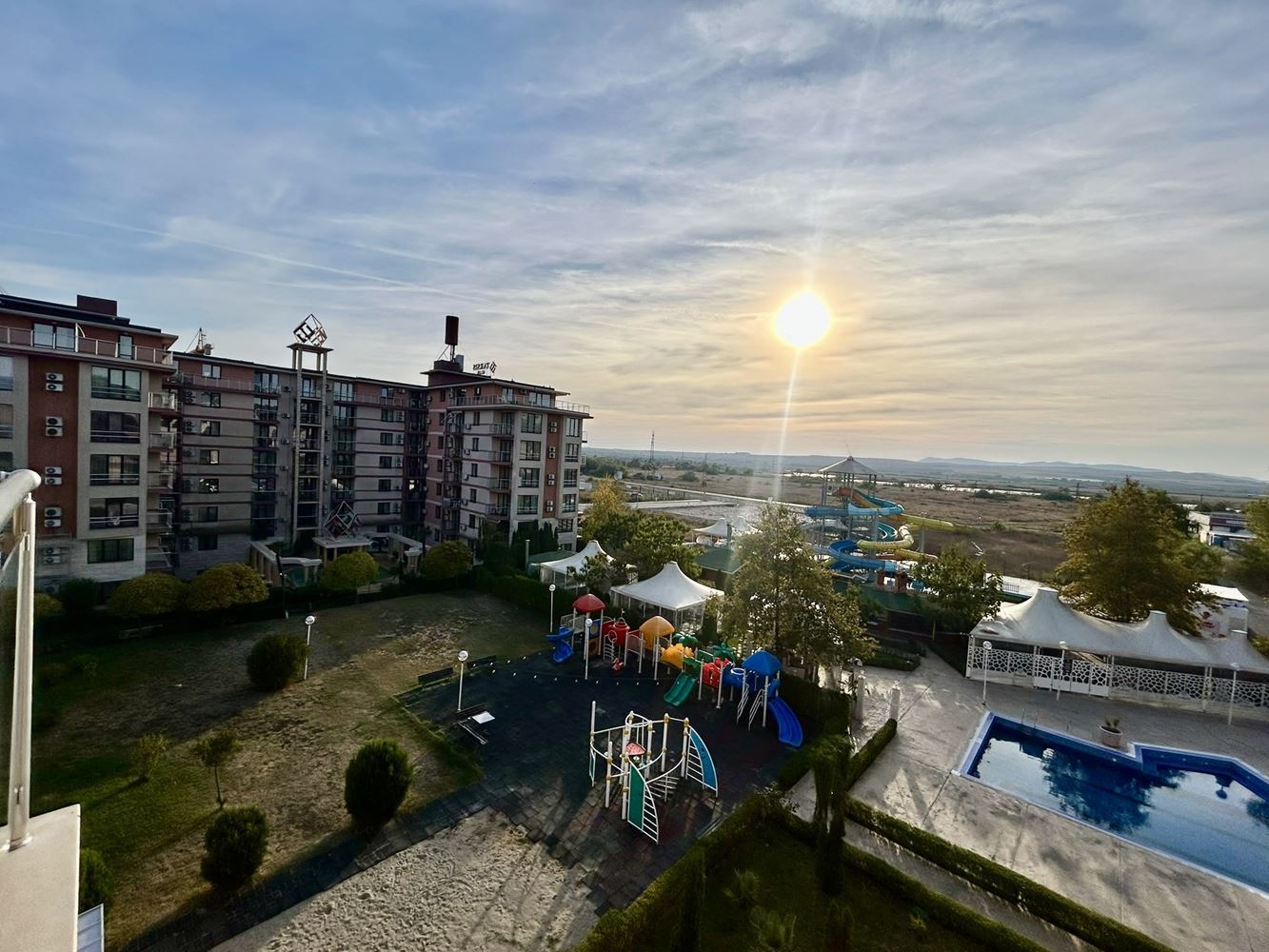 Zweizimmerwohnung mit Blick auf den Pool in einer Anlage mit umfangreicher Infrastruktur