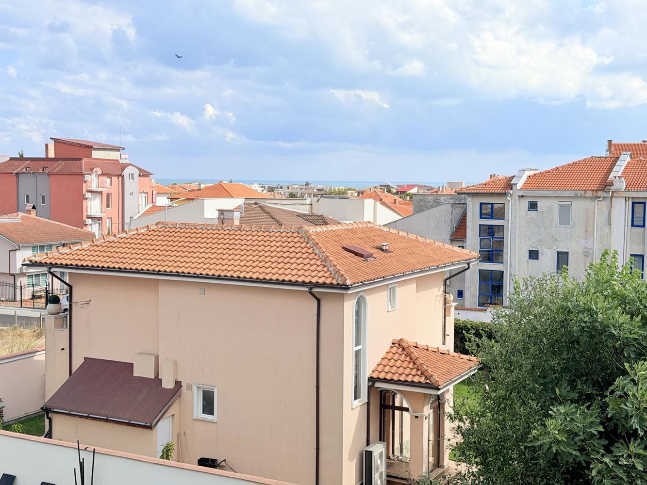 Drei-Zimmer-Wohnung in Ravda mit Meerblick und ohne Instandhaltungsgebühr! 