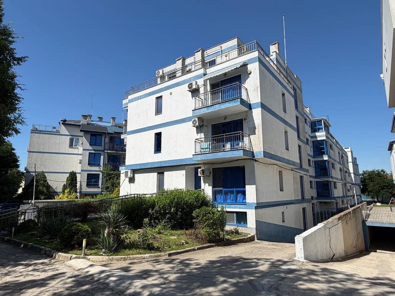 Wohnung mit einem Schlafzimmer in erster Meereslinie in Pomorie – Panoramablick auf das Meer und den Pool