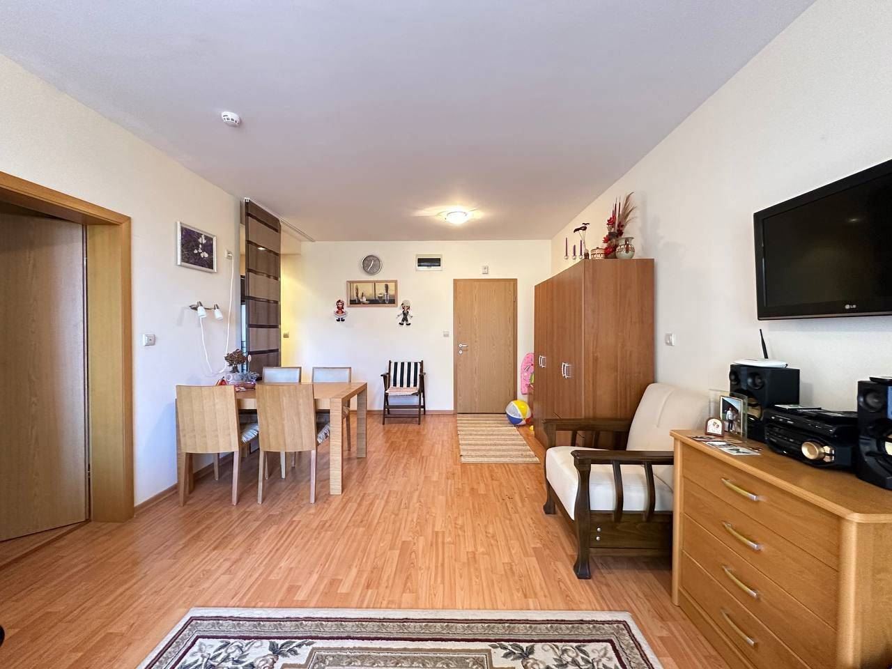 Sveti Vlas – vollständig möblierte Wohnung in erster Meereslinie mit Privatstrand und Meeresatmosphäre