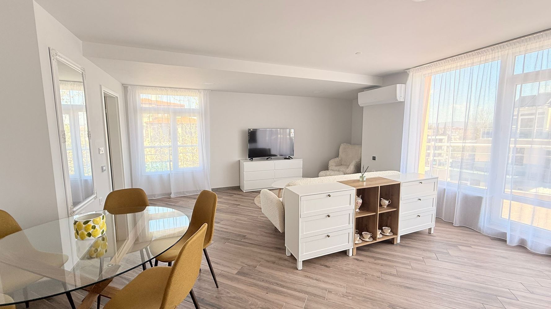 Luxuriöse Wohnung mit drei Schlafzimmern in erster Meereslinie in Ravda – Raum, Prestige und beeindruckendes Meerespanorama