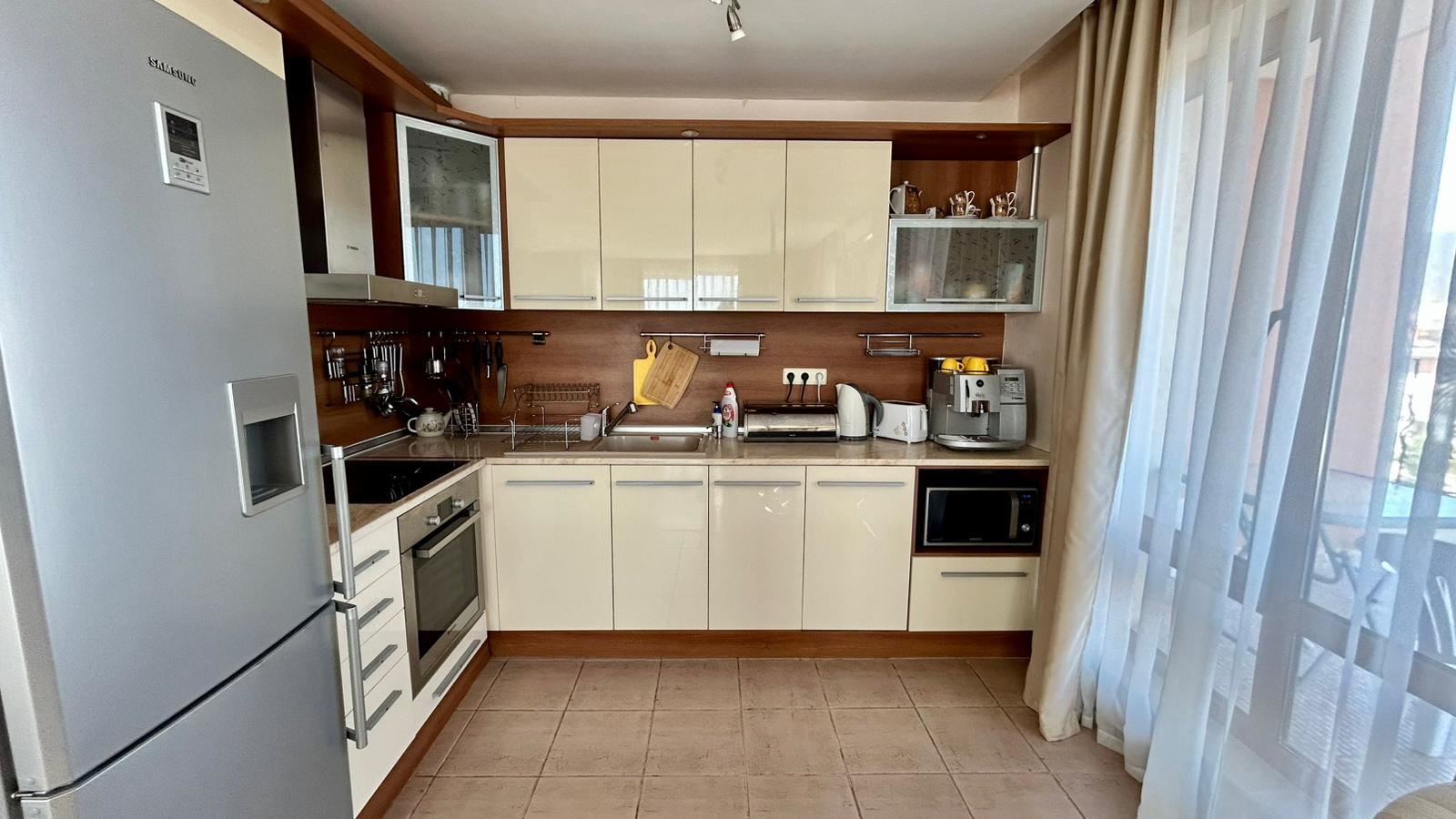 Sveti Vlas – Drei-Zimmer-Wohnung mit direktem Panoramablick auf das Meer in einer Anlage in erster Linie