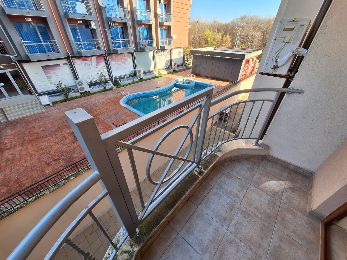 Ein-Zimmer-Wohnung mit Panoramablick auf den Pool – Sonnenstrand, nur 300 m vom Meer entfernt