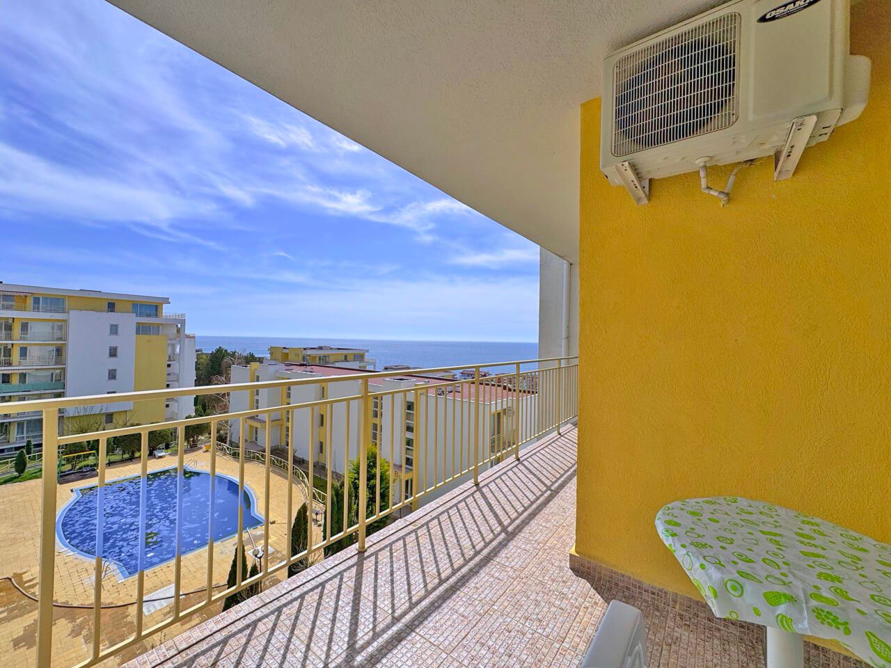 2-Zimmer-Wohnung mit Meerblick und Blick auf den Pool in einer prestigeträchtigen Anlage in Sveti Vlas
