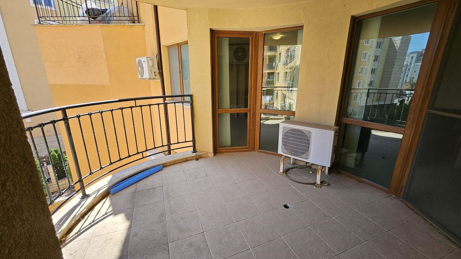 Drei-Zimmer-Wohnung mit großzügiger Fläche und niedrigen Instandhaltungskosten in Sonnenstrand