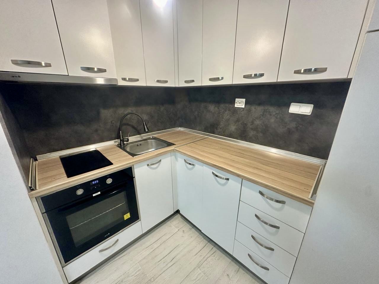 Geräumiges Erdgeschoss-Studio mit Terrasse und Möglichkeit zur Umwandlung in eine Ein-Zimmer-Wohnung – nur 300 m vom Meer