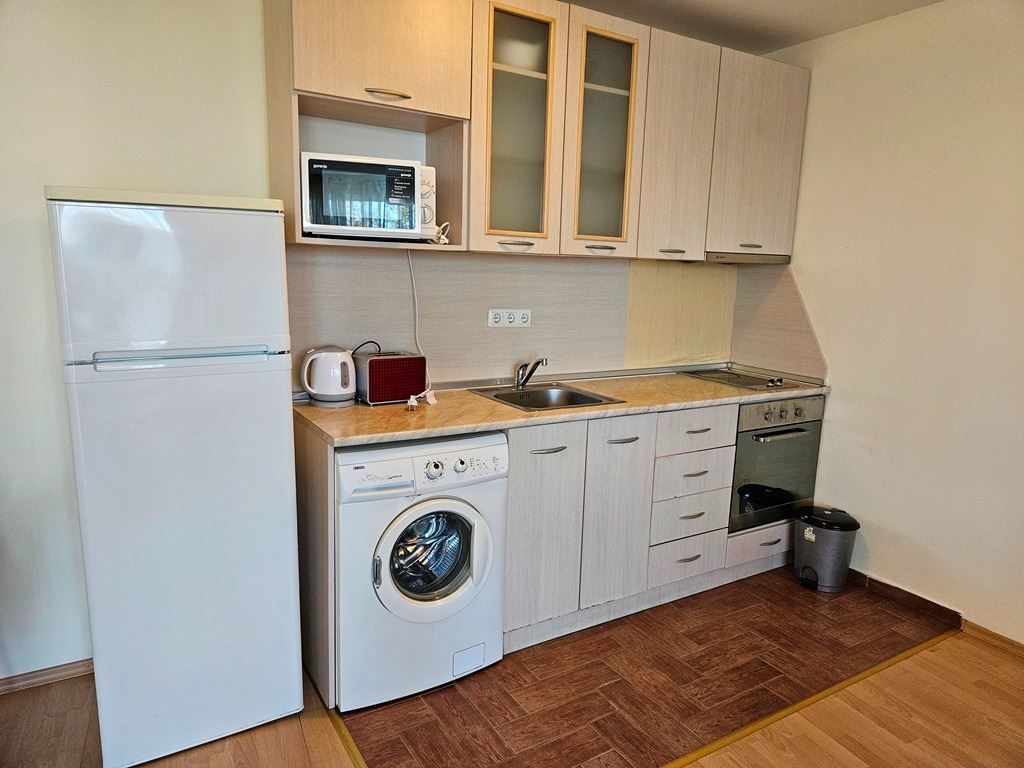 Erste Meereslinie in Sveti Vlas – geräumige Wohnung mit zwei Schlafzimmern und hervorragender Infrastruktur