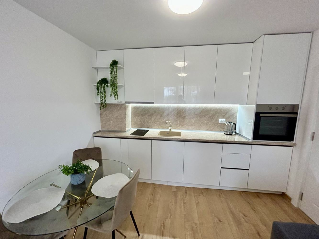 Zwei-Zimmer-Oase in einem neuen Luxuskomplex in Sonnenstrand – mit Poolblick