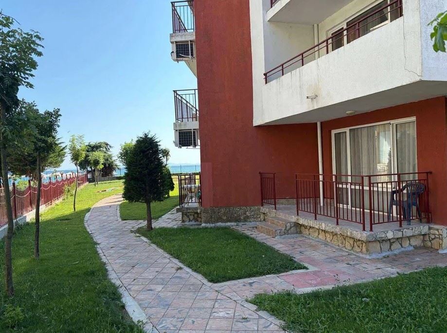 Wohnung in erster Meereslinie in Elenite – umfassende Renovierung, Haushaltsstrom und direkter Zugang zum Strand
