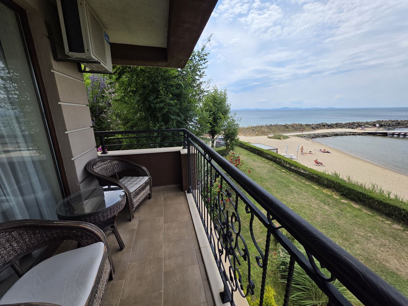 Zweizimmerwohnung in erster Meereslinie mit frontalem Meerblick in Nessebar