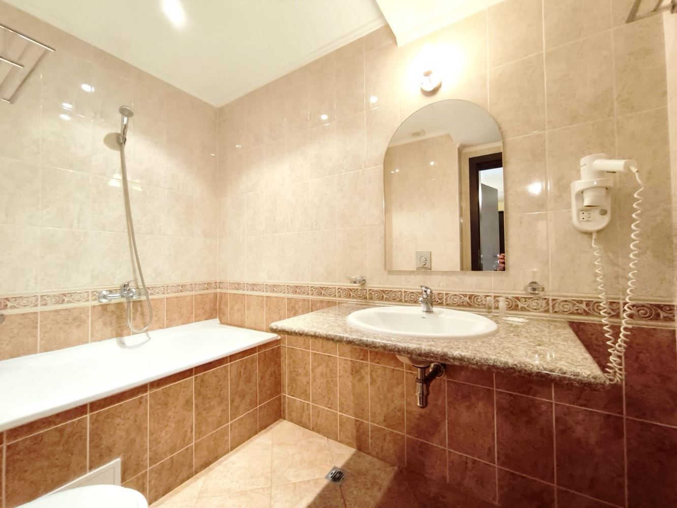Luxuriöse Zweizimmerwohnung in erster Meereslinie in Pomorie – Komfort und maritimes Ambiente