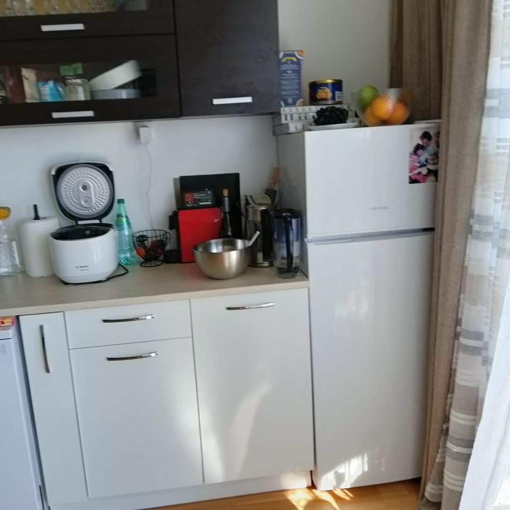 Geräumige Zwei-Zimmer-Wohnung mit Meerpanorama in Ravda – nur wenige Meter vom Strand entfernt, voll möbliert und mit ausgezeichnetem Investitionspotenzial