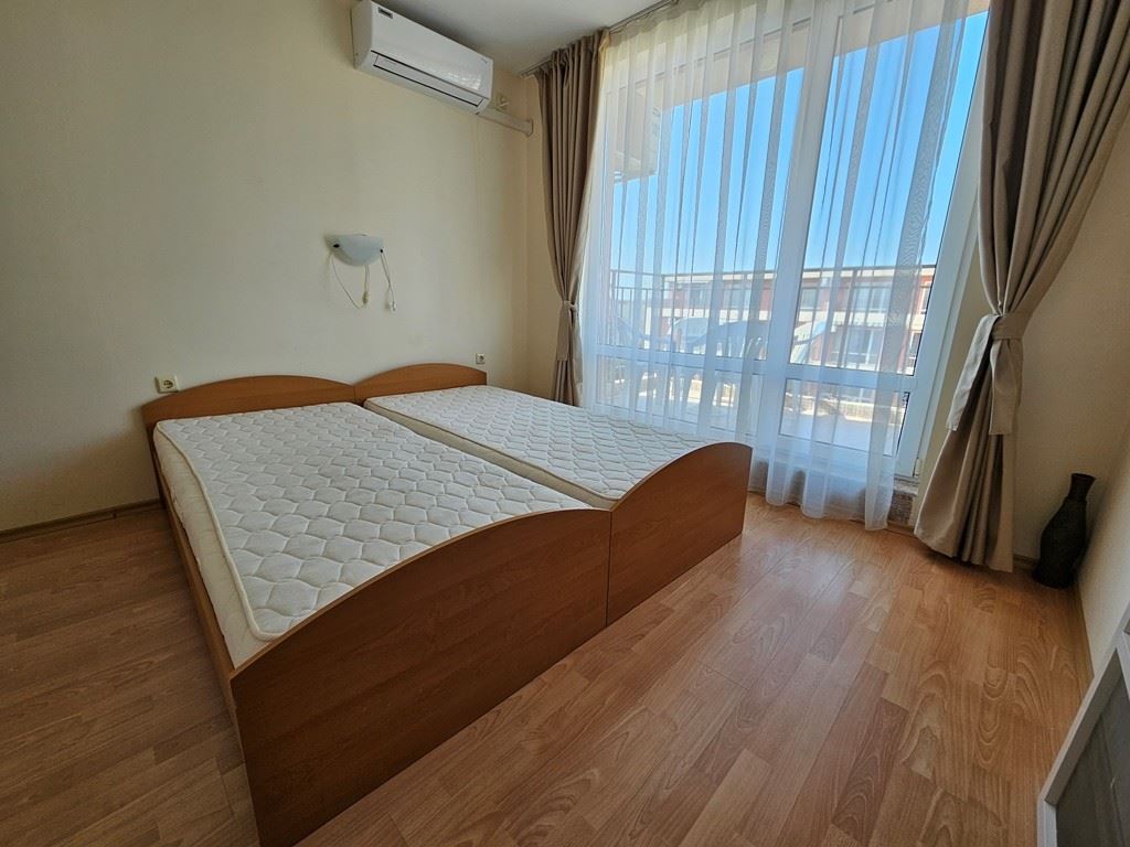Vollständig eingerichtetes Ein-Zimmer-Apartment im obersten Stock in Sunny Beach – Poolblick und luxuriöse Atmosphäre