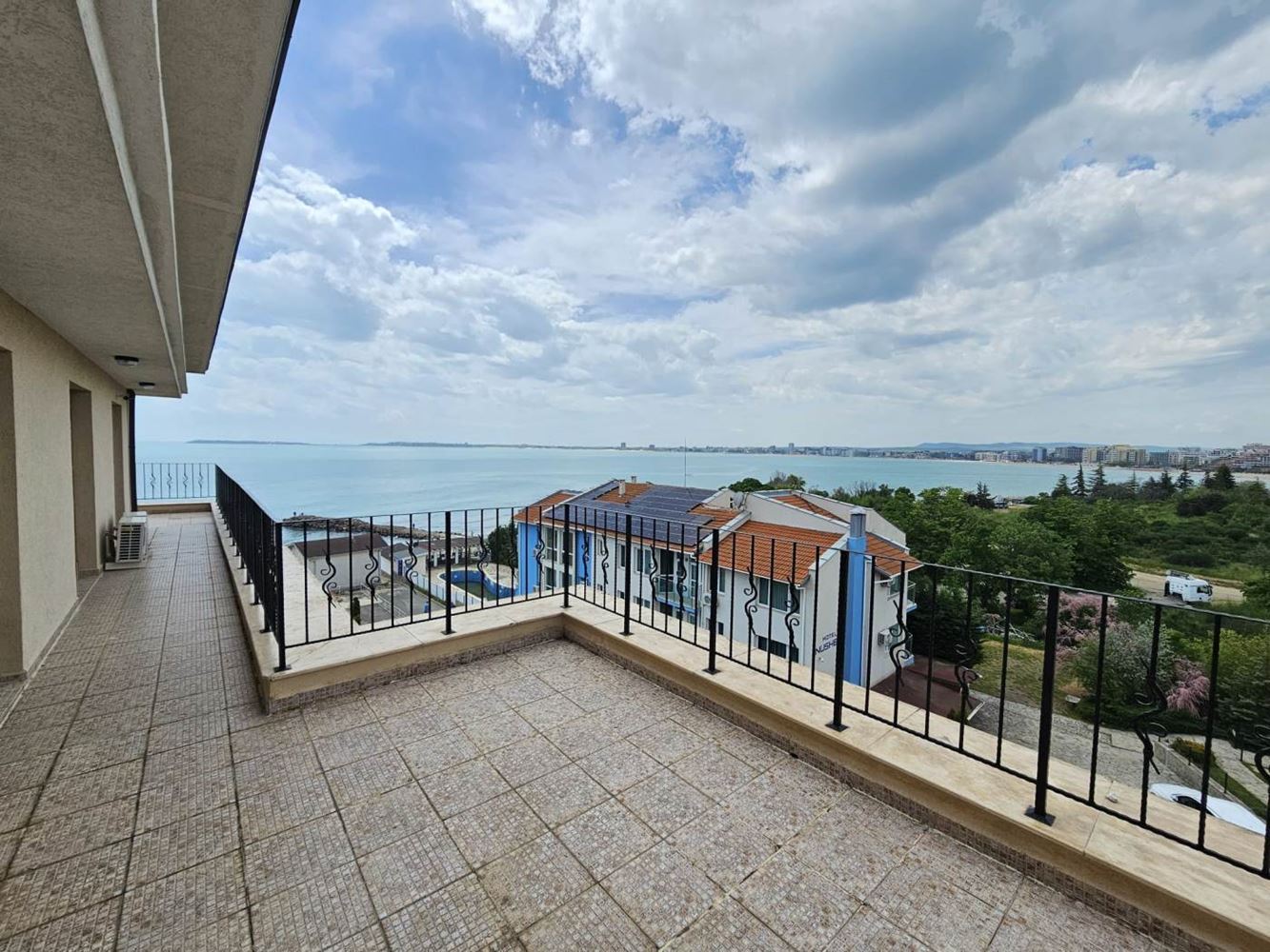 Sveti Vlas – Drei-Zimmer-Wohnung mit direktem Panoramablick auf das Meer in einer Anlage in erster Linie