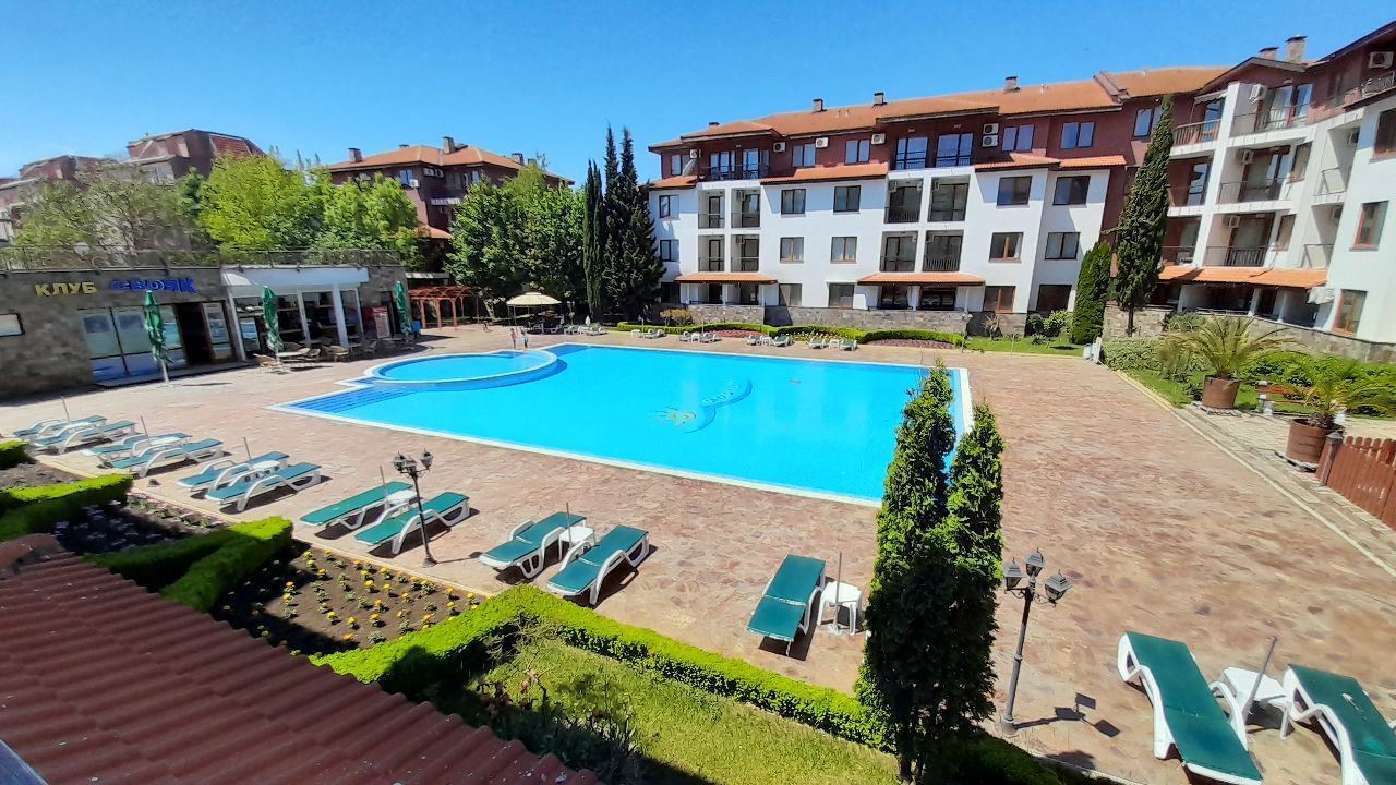 Geräumige Drei-Zimmer-Wohnung mit Poolblick in einer prestigeträchtigen Anlage in Nessebar