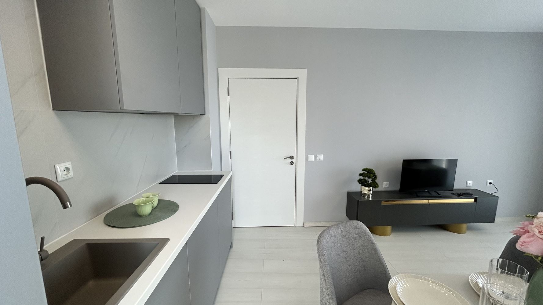 Elegante 3-Zimmer-Wohnung mit Panoramablick auf das Meer in erster Meereslinie in Sonnenstrand