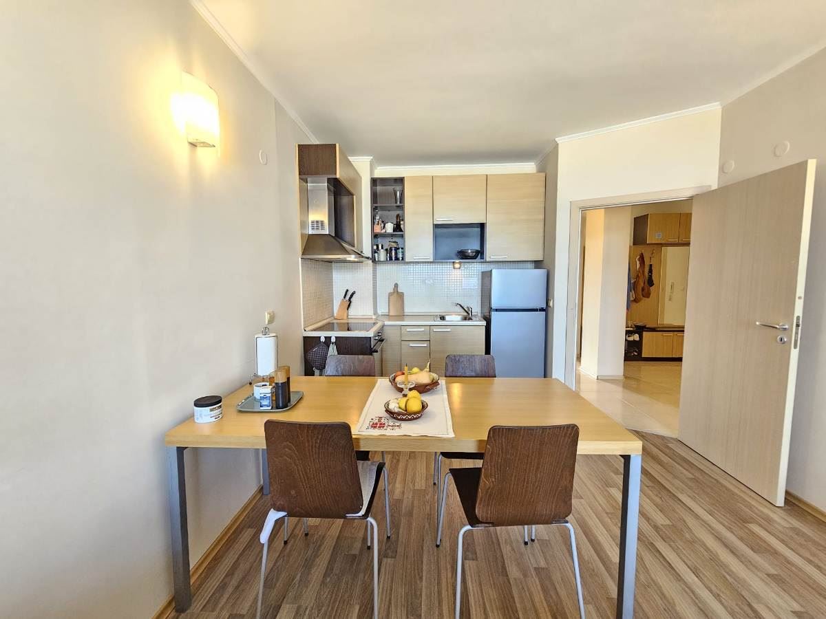 Luxuriöse Drei-Zimmer-Wohnung mit drei Schlafzimmern in erster Meereslinie in Obzor – Panoramablick auf Meer und Berge