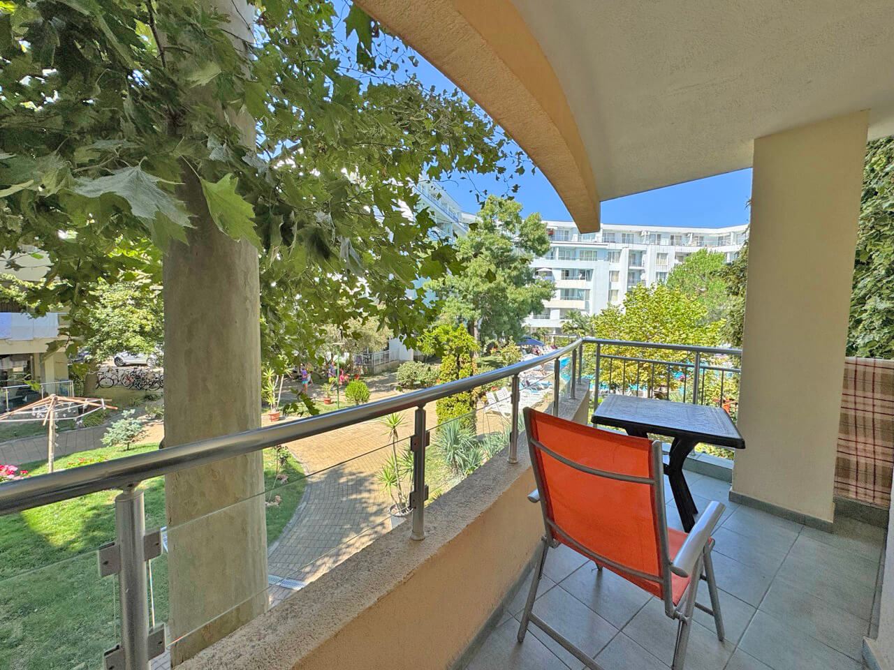 Zweizimmerwohnung mit Blick auf den Pool, 100 m vom Strand in Sonnenstrand
