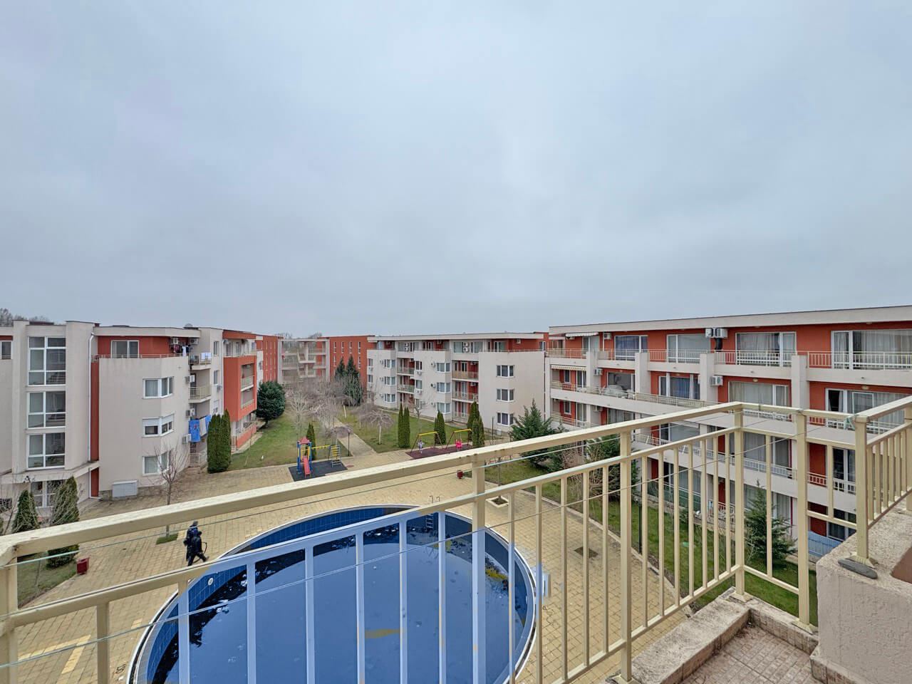 Geräumige Ein-Zimmer-Wohnung mit Poolblick in Sonnenstrand