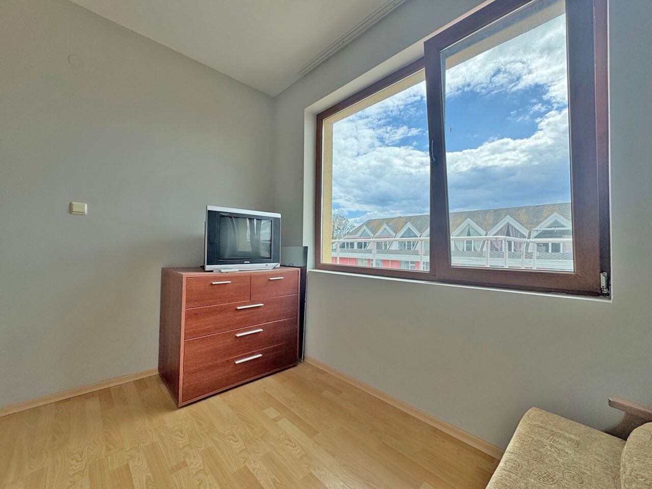Panoramawohnung mit einem Schlafzimmer, großer Terrasse und offenem Blick – Sonnenstrand