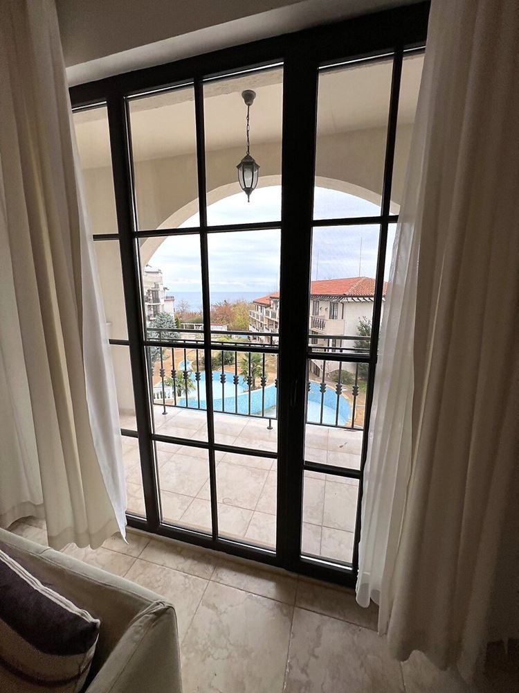 Einzigartige Drei-Zimmer-Wohnung mit Panoramablick auf das Meer und den Pool in erster Meereslinie in Obzor