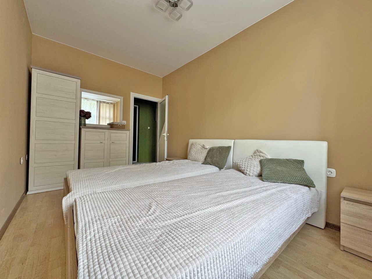 Geräumige Drei-Zimmer-Wohnung mit Poolblick in Sonnenstrand