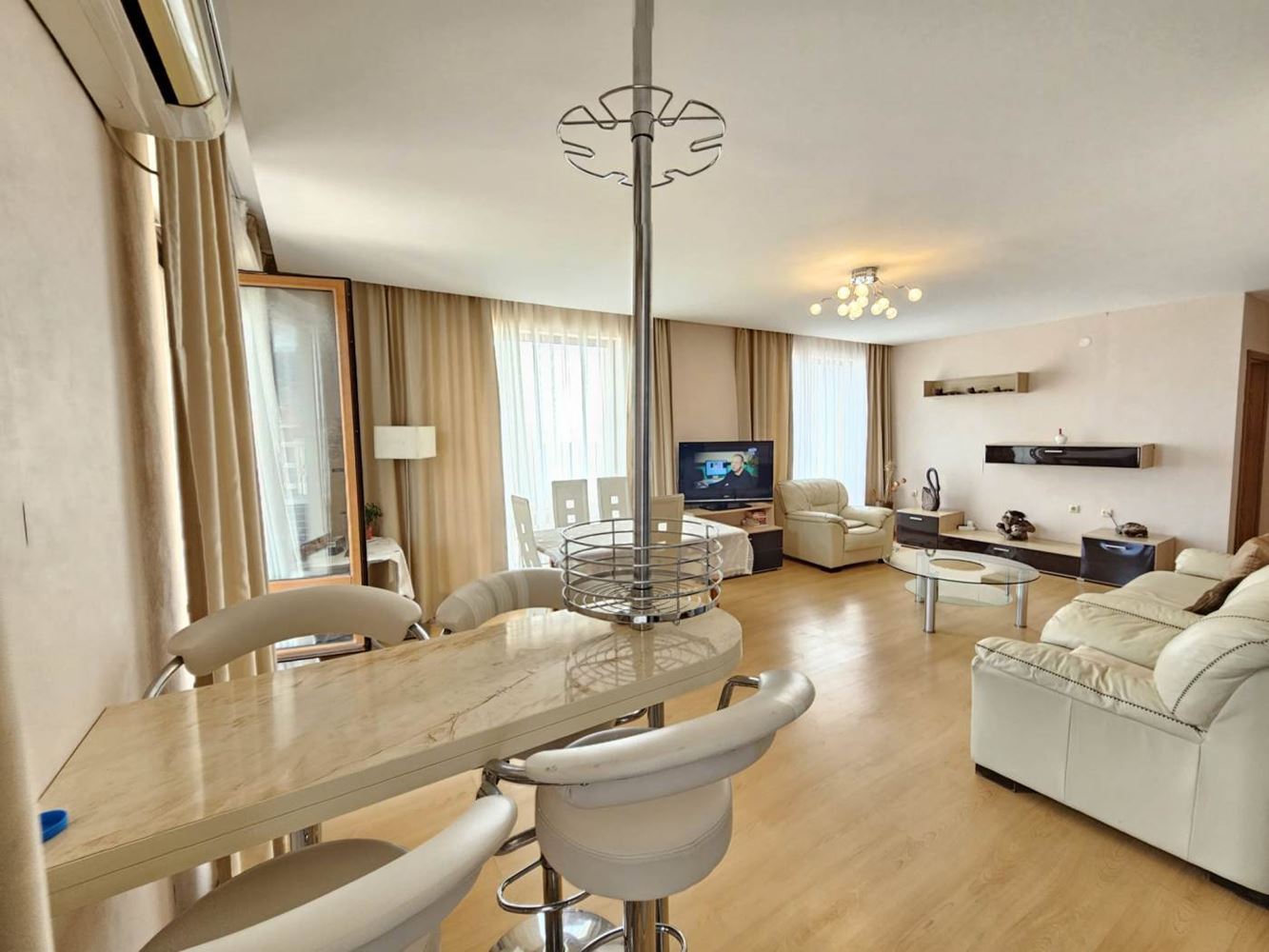 Sveti Vlas – Drei-Zimmer-Wohnung mit direktem Panoramablick auf das Meer in einer Anlage in erster Linie