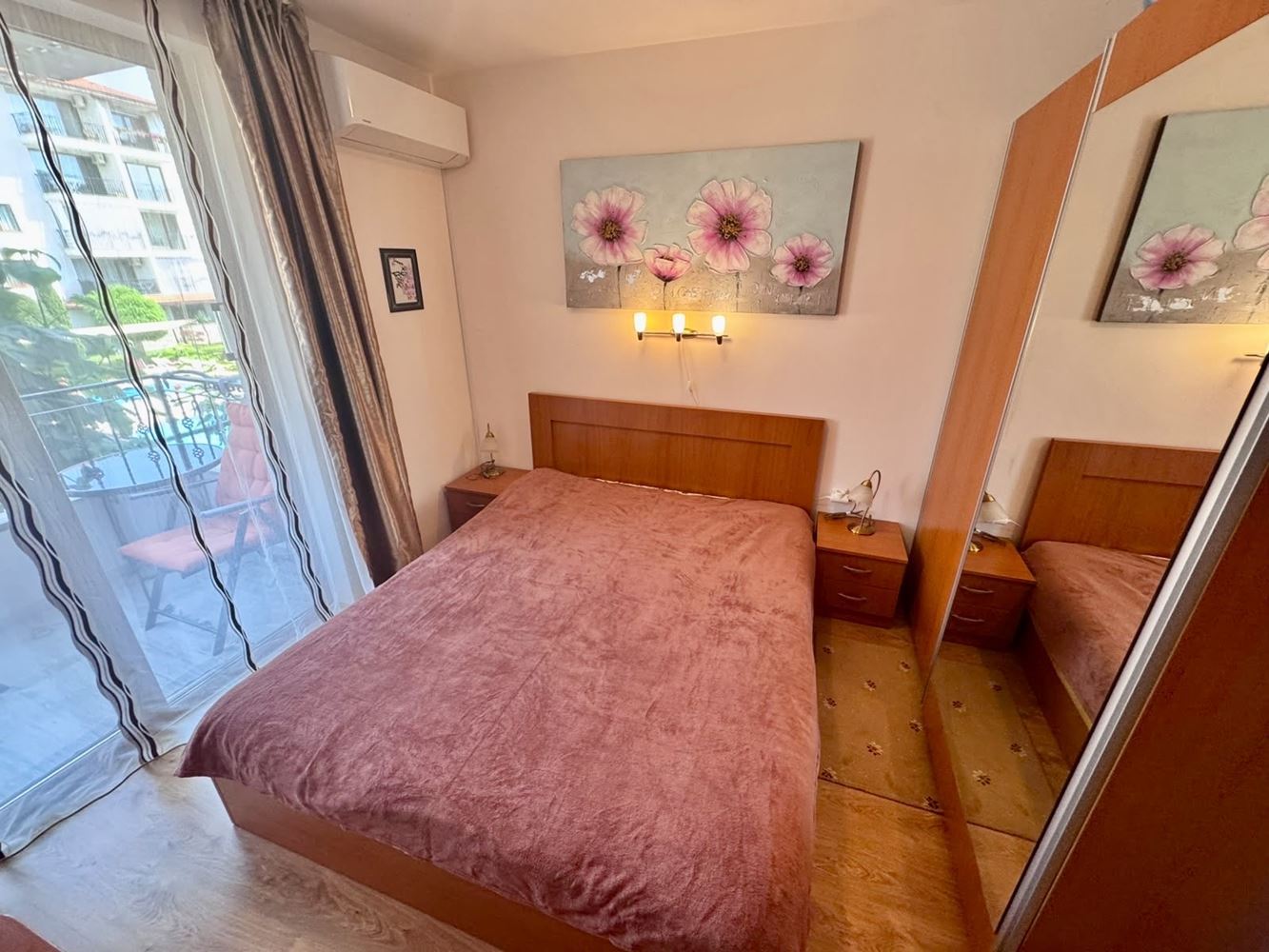 Komfortable 2-Zimmer-Wohnung mit großzügiger Terrasse und Poolblick in einer luxuriösen Anlage in Nessebar