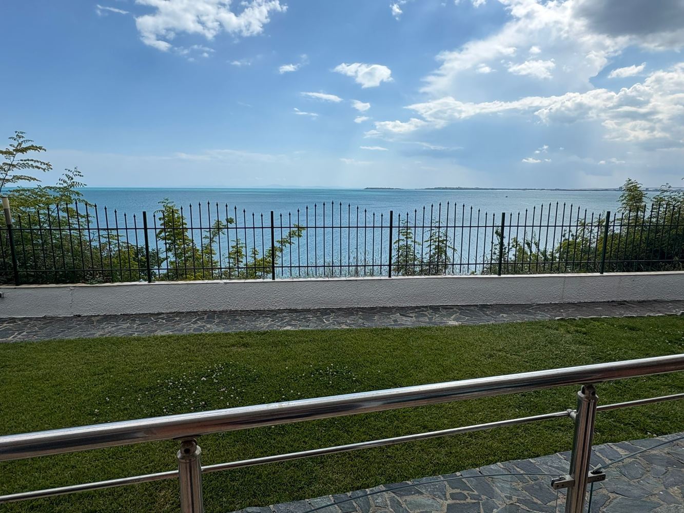 2-Zimmer-Wohnung mit direktem Meerblick in Sveti Vlas – Komfort, Ruhe und Resort-Lebensstil