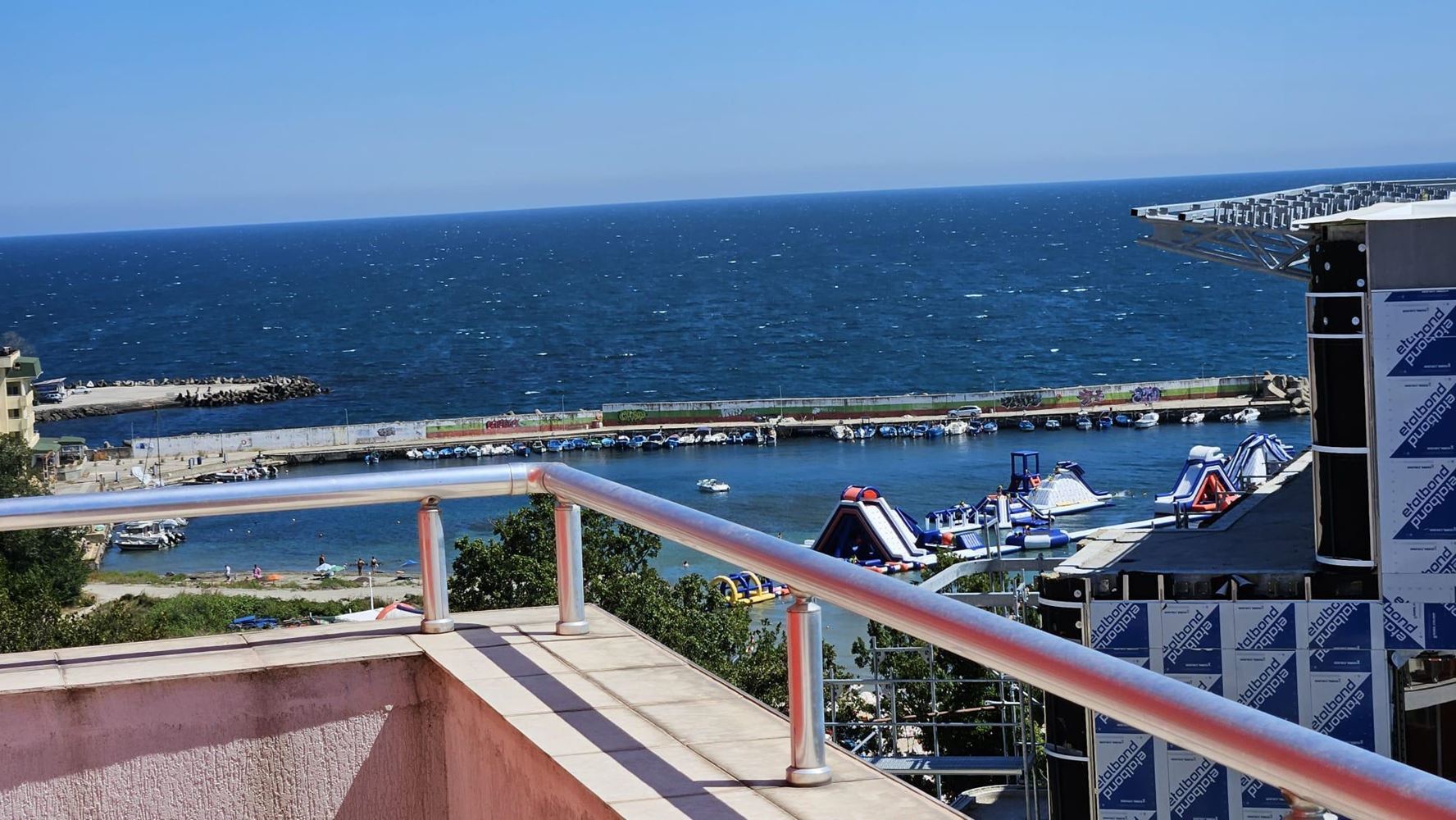 Drei-Zimmer-Wohnung in erster Meereslinie in Kiten mit Panoramablick auf das Meer und beeindruckenden Terrassen