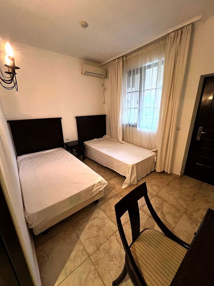 Einzigartige Drei-Zimmer-Wohnung mit Panoramablick auf das Meer und den Pool in erster Meereslinie in Obzor