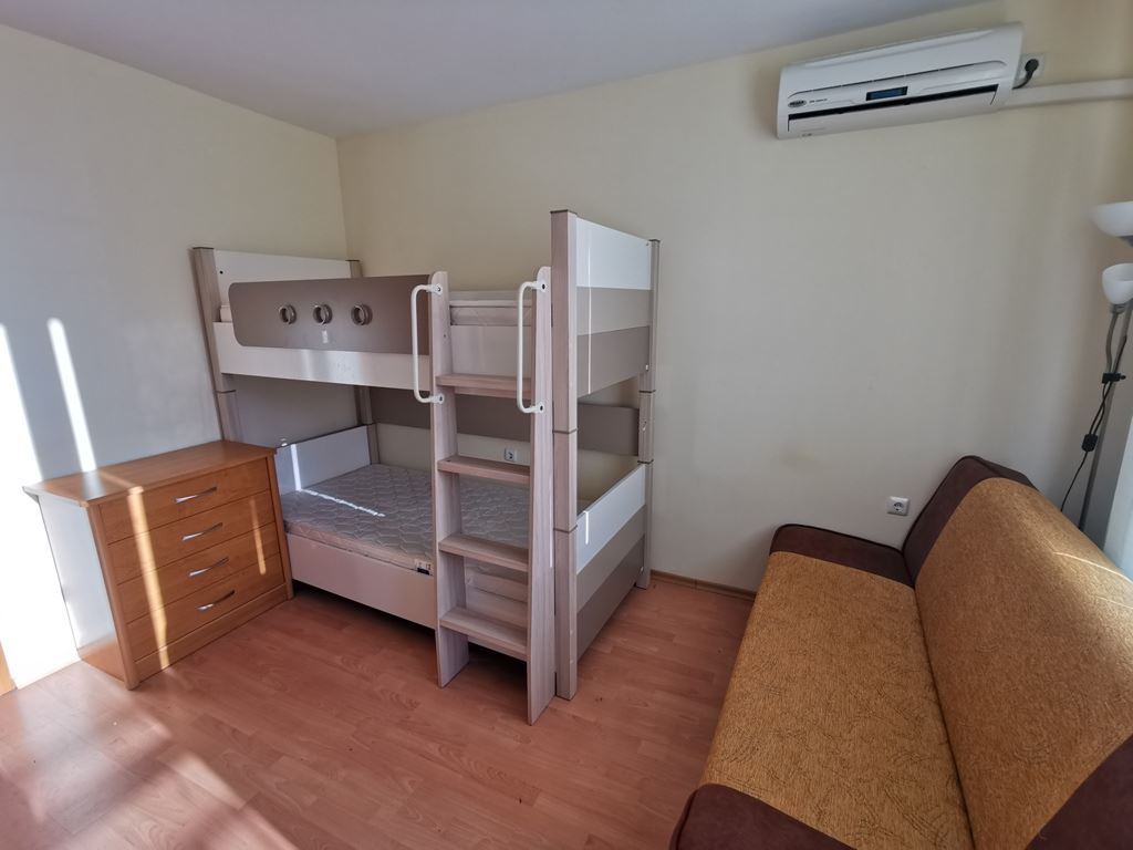 Wir bieten Ihnen eine exklusive Drei-Zimmer-Wohnung mit teilweisem Meerblick, gelegen in einer der gefragtesten und sehr gepflegten Anlagen in Sweti Wlas. 
