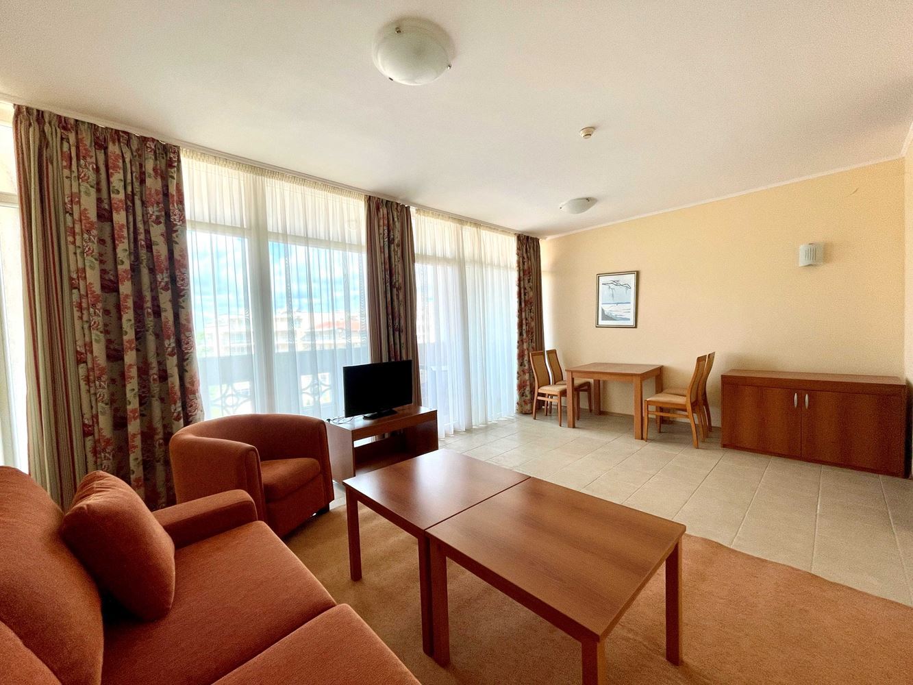 Geräumige Wohnung mit einem Schlafzimmer in erster Meereslinie in Pomorie mit Meerblick