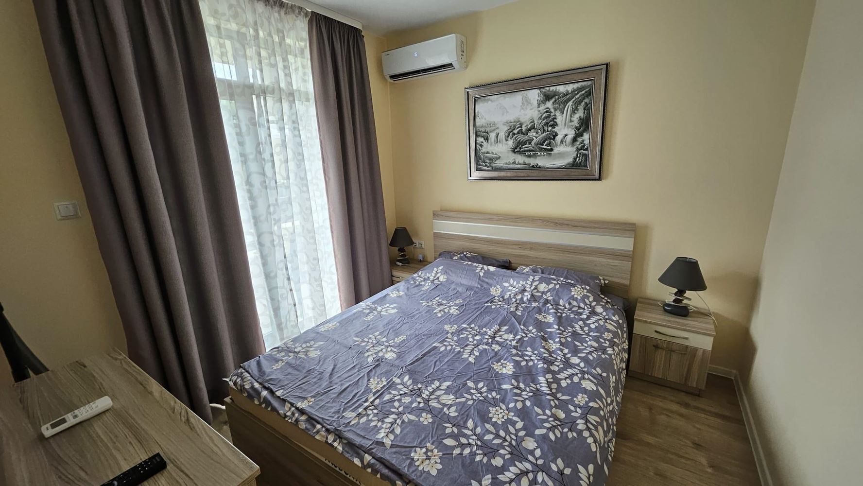Gemütliche Zweizimmerwohnung in Pomorie mit niedriger Jahresgebühr und Blick auf einen begrünten Innenhof