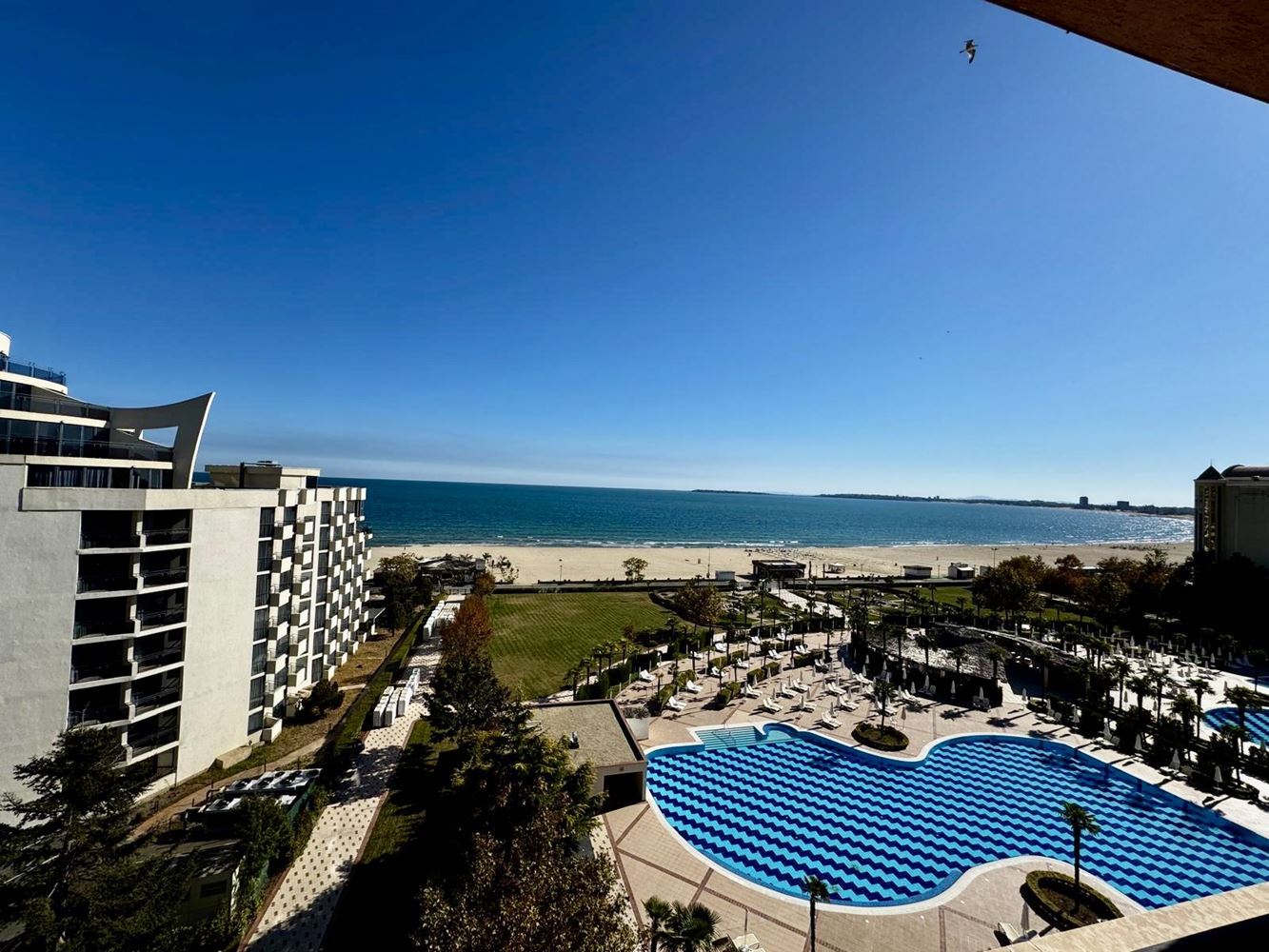 Geräumige 2-Zimmer-Wohnung mit großer Terrasse und Panoramablick auf das Meer