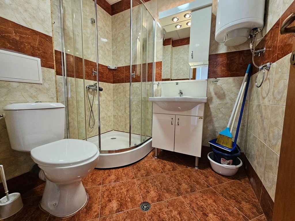 Vollständig eingerichtetes Ein-Zimmer-Apartment im obersten Stock in Sunny Beach – Poolblick und luxuriöse Atmosphäre