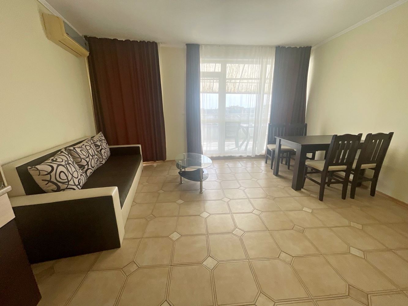 Geräumige 2-Zimmer-Wohnung mit Poolblick in Sonnenstrand