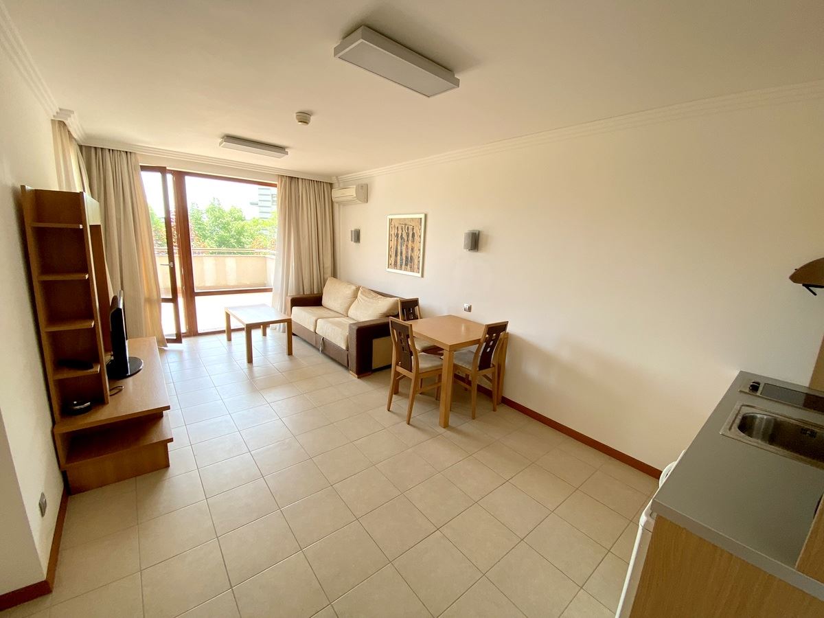 Zwei-Zimmer-Wohnung (mit einem Schlafzimmer) in erster Meereslinie in Ravda – Luxus, Natur und beeindruckender Poolblick